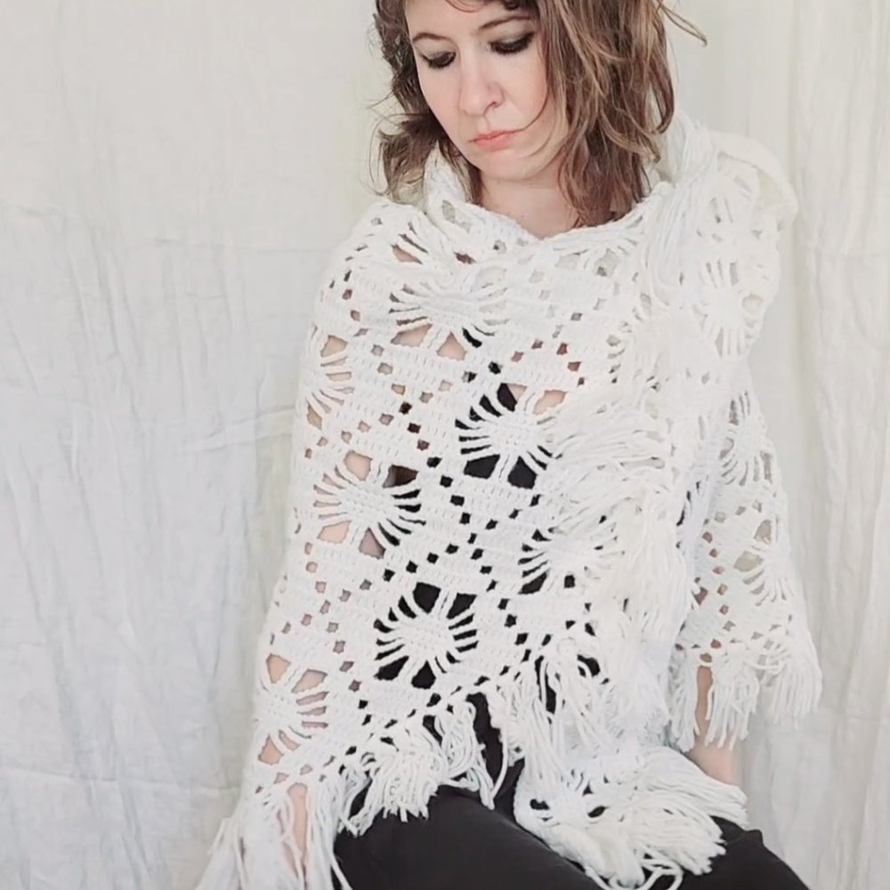 white cottagecore granny shawl, Vintage 1970 handmade fringe crochet shrug scarf - Picture 12 of 16